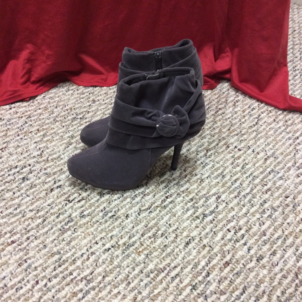 Gray suede heel ankle boot size 6 women